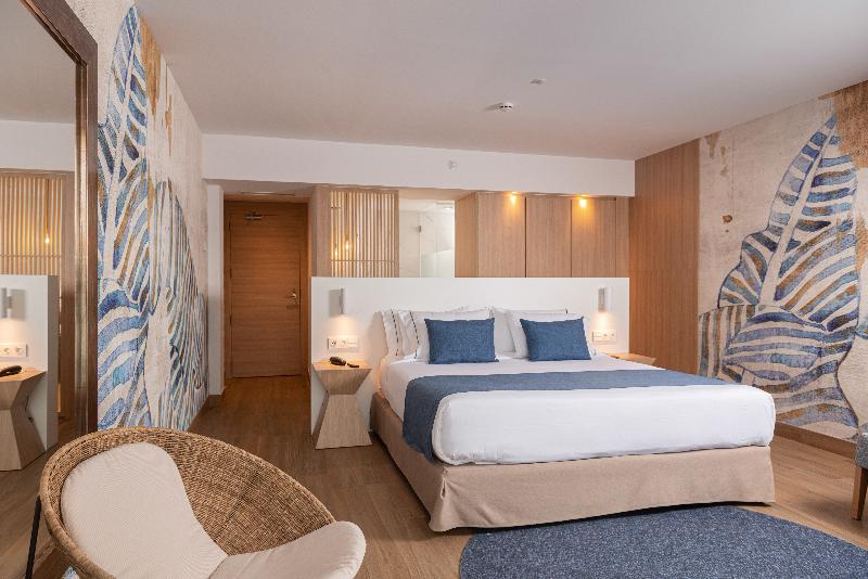 带泳池观景的豪华房, L'Azure Hotel 4* Sup