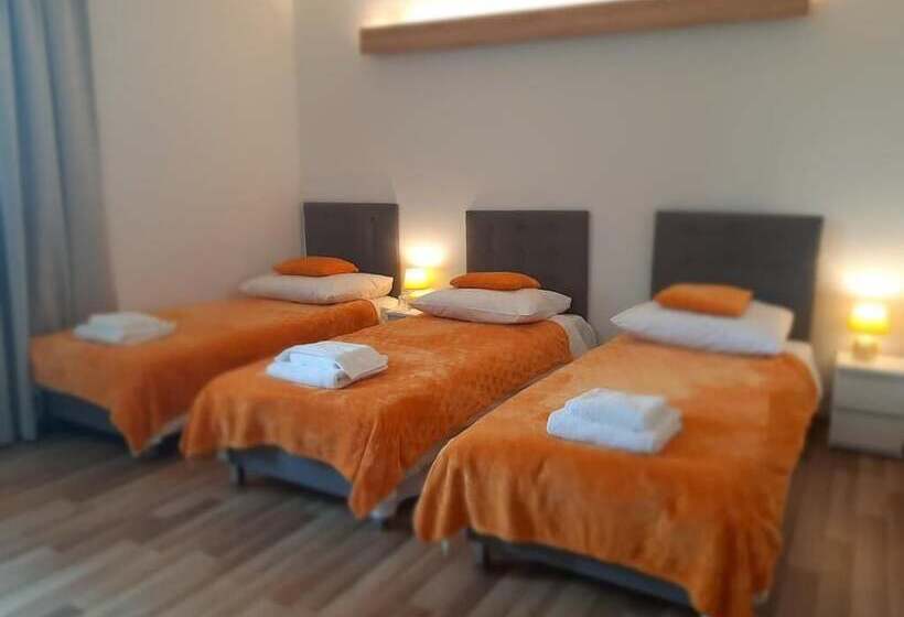 חדר סטנדרט לשלושה, Miodowy