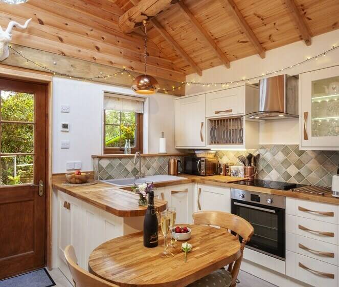 豪华小屋, Porthole Log Cabin