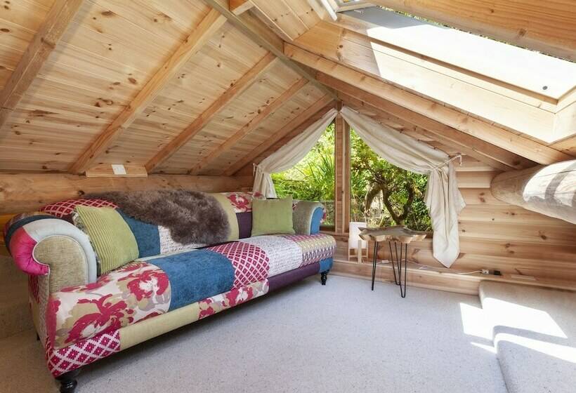 豪华小屋, Porthole Log Cabin