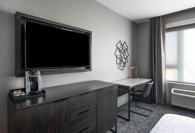اتاق استاندارد با تخت بزرگ, Holiday Inn Express   Boston Logan Airport   Revere, An Ihg