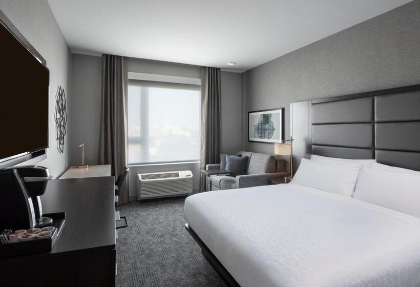 اتاق استاندارد با تخت بزرگ برای معلولان, Holiday Inn Express   Boston Logan Airport   Revere, An Ihg