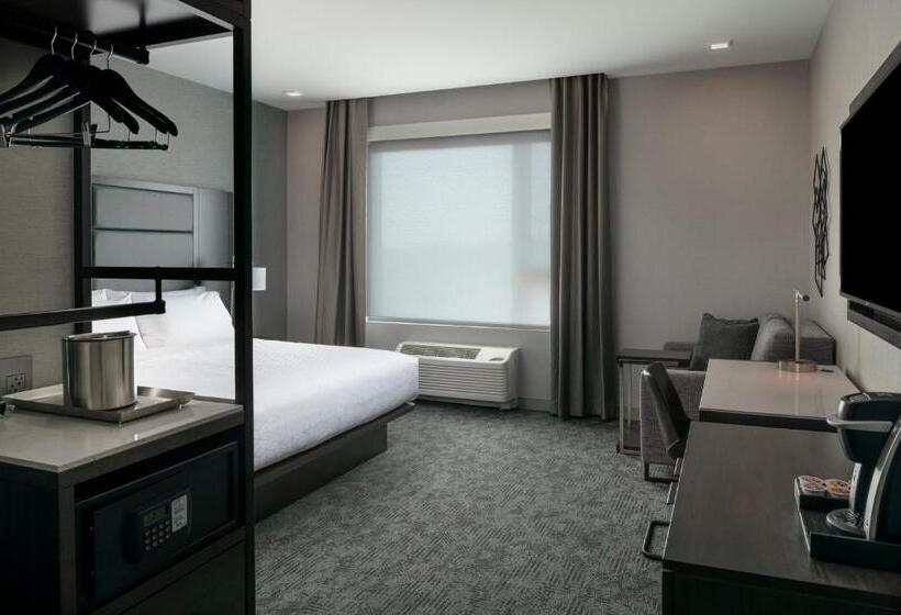 اتاق استاندارد با تخت بزرگ برای معلولان, Holiday Inn Express   Boston Logan Airport   Revere, An Ihg