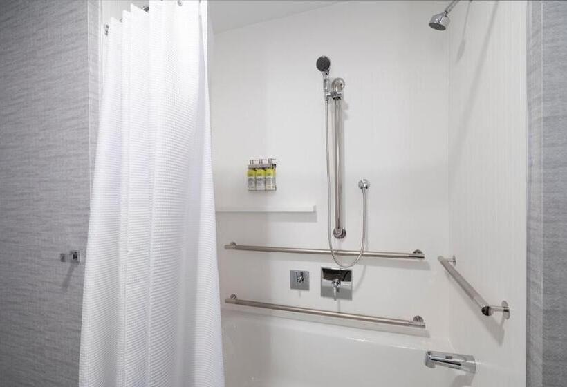 غرفة قياسية سرير كينج لذوى الإحتياجات الخاصة, Holiday Inn Express   Boston Logan Airport   Revere, An Ihg