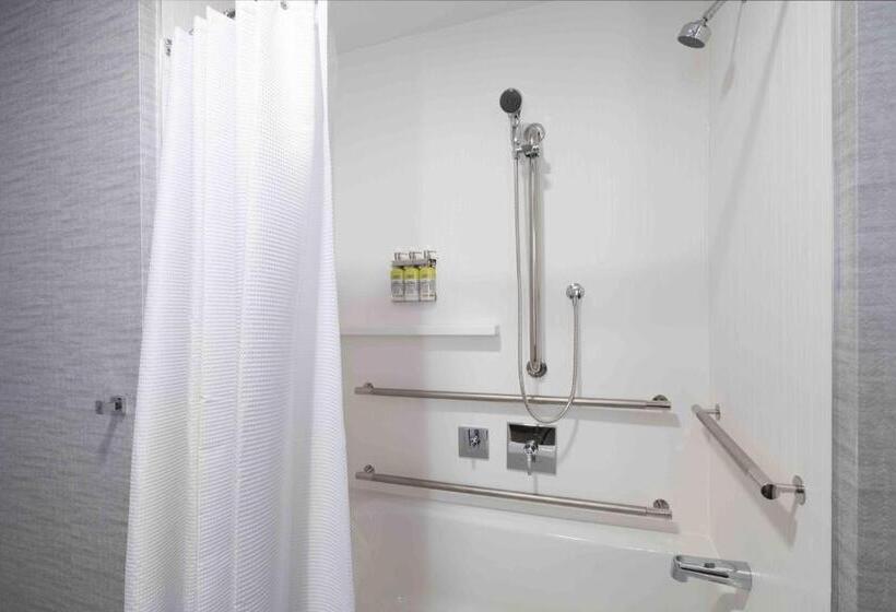 غرفة قياسية سرير كينج لذوى الإحتياجات الخاصة, Holiday Inn Express   Boston Logan Airport   Revere, An Ihg