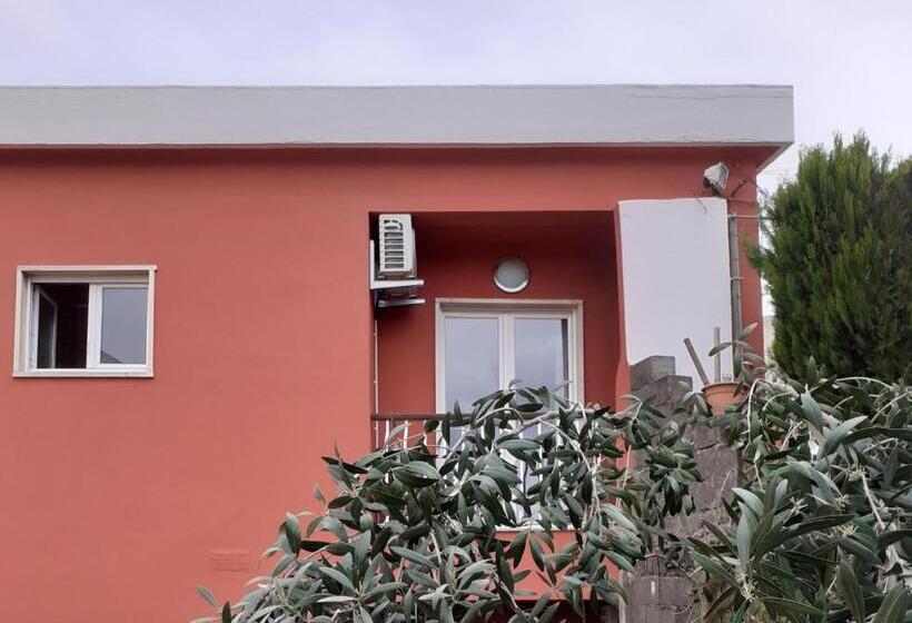 غرفة قياسية مزوَّدة بشُرفة, Square