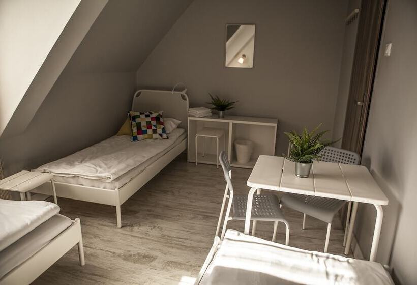 اتاق استاندارد سه تخته با سرویس بهداشتی مشترک, Bi Pi Hostel