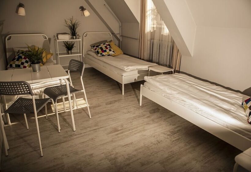 חדר סטנדרט לשלושה עם חדר אמבטיה משוף, Bi Pi Hostel