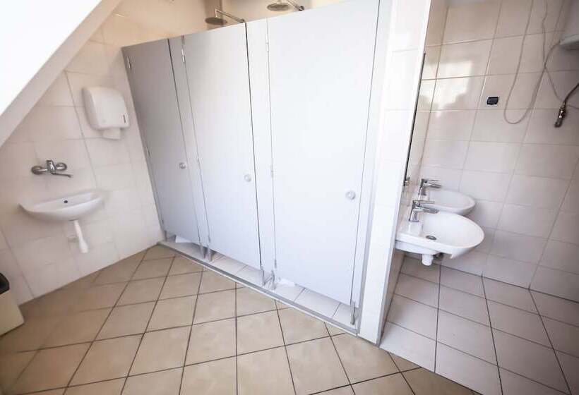 اتاق استاندارد چهارنفره با سرویس بهداشتی مشترک, Bi Pi Hostel