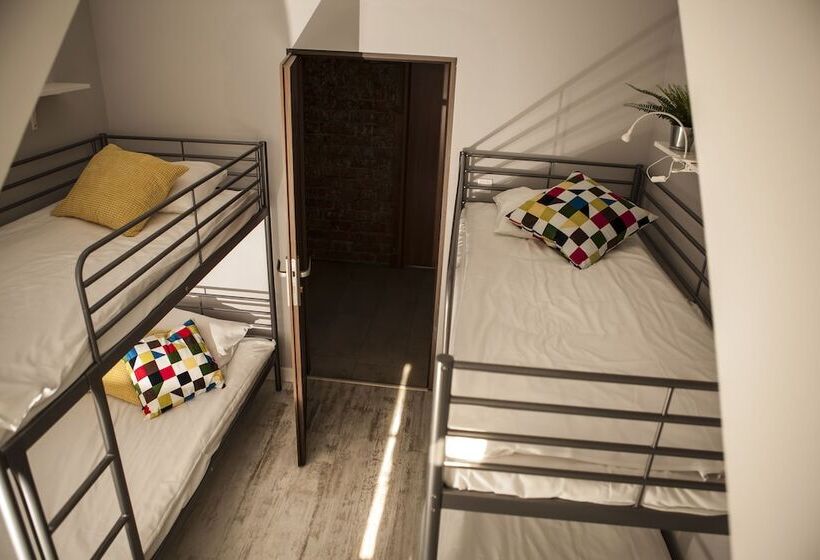 标准四人间共用浴室, Bi Pi Hostel