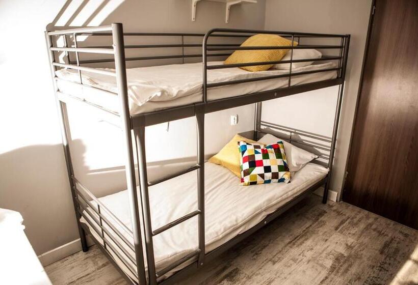 חדר סטנדרט לשלושה עם חדר אמבטיה משוף, Bi Pi Hostel