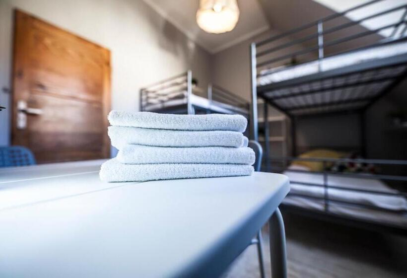 اتاق استاندارد چهارنفره با سرویس بهداشتی مشترک, Bi Pi Hostel