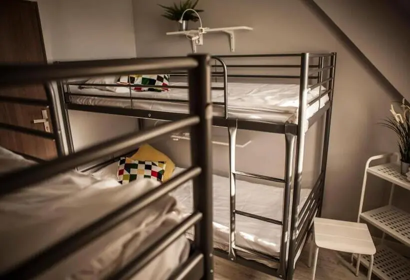 اتاق استاندارد چهارنفره با سرویس بهداشتی مشترک, Bi Pi Hostel