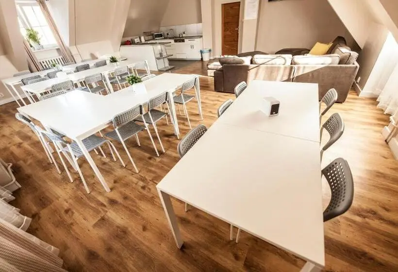 اتاق اکونومی, Bi Pi Hostel