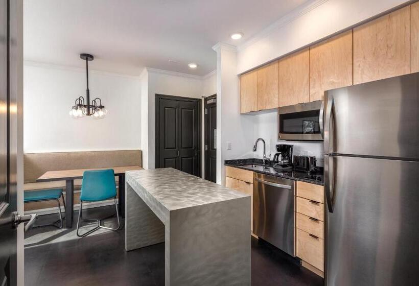 سوییت سوپریور, Worldmark Portland Waterfront Park