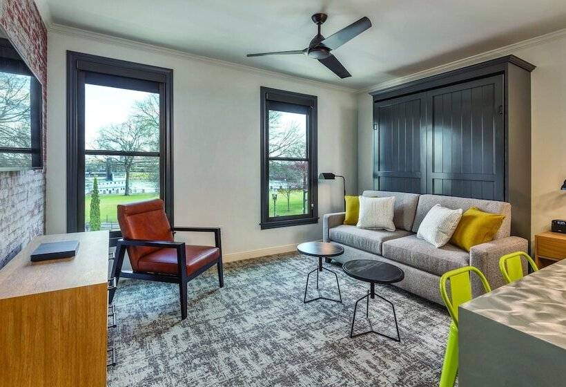 استودیوی لوکس, Worldmark Portland Waterfront Park