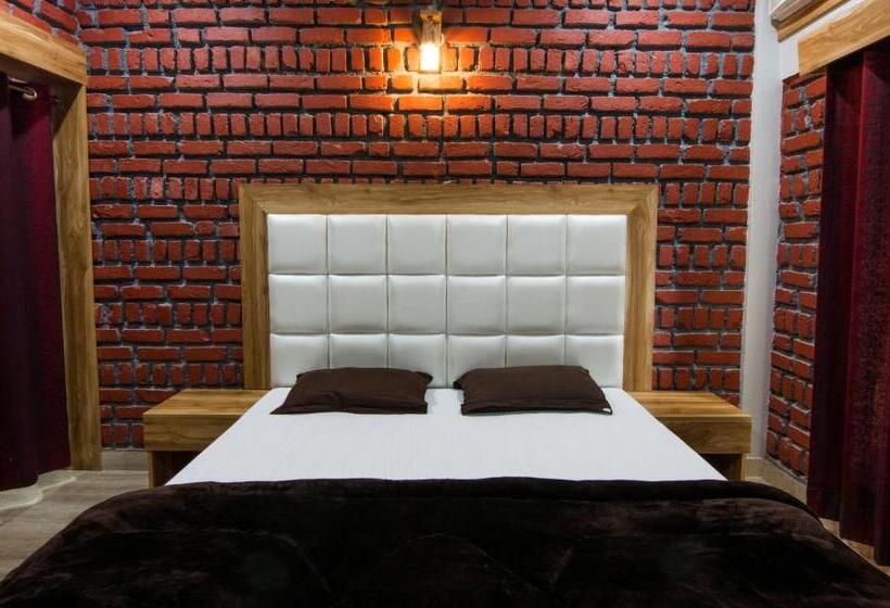 キングサイズベッドのスタンダードルーム, Sahastradhara Riverresort