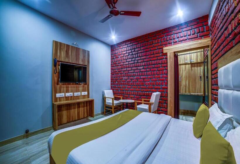 キングサイズベッドのスタンダードルーム, Sahastradhara Riverresort