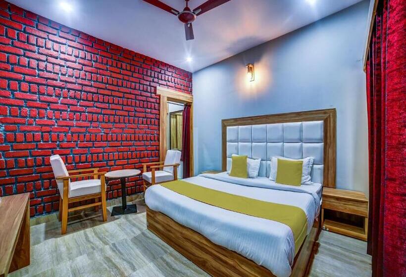 キングサイズベッドのスタンダードルーム, Sahastradhara Riverresort