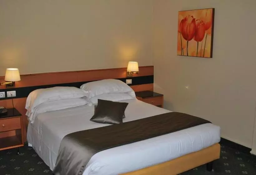 اتاق کلاسیک سه تخته, Bv Hotel Oly