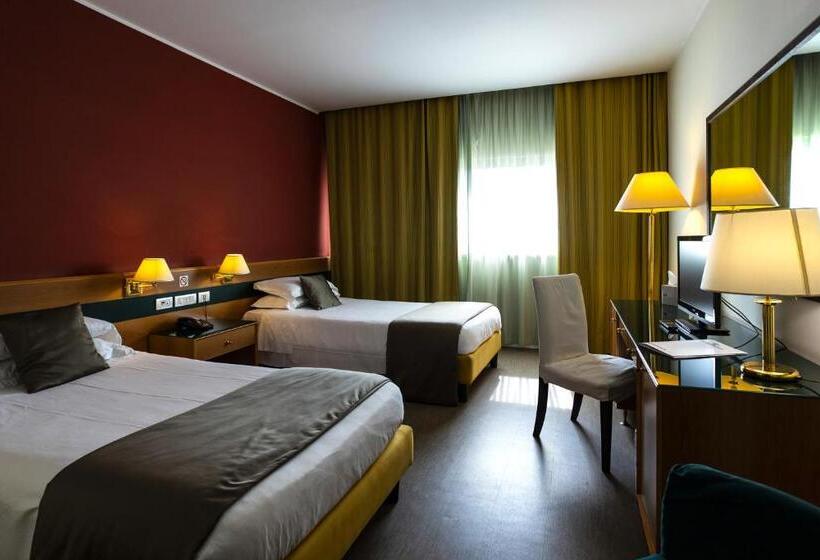 חדר משפחתי, Bv Hotel Oly