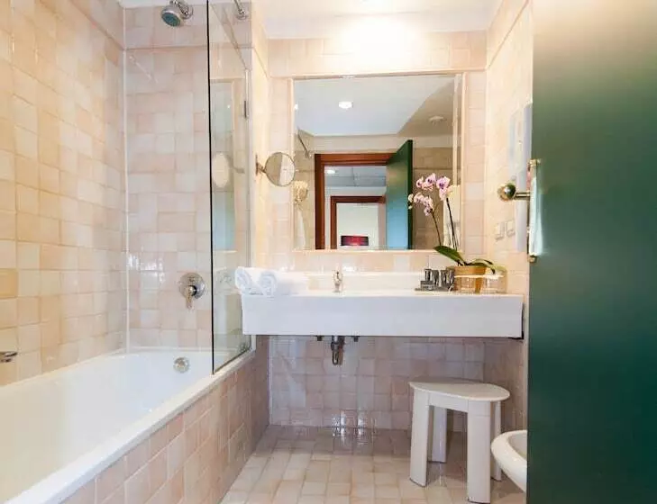 اتاق کلاسیک سه تخته, Bv Hotel Oly