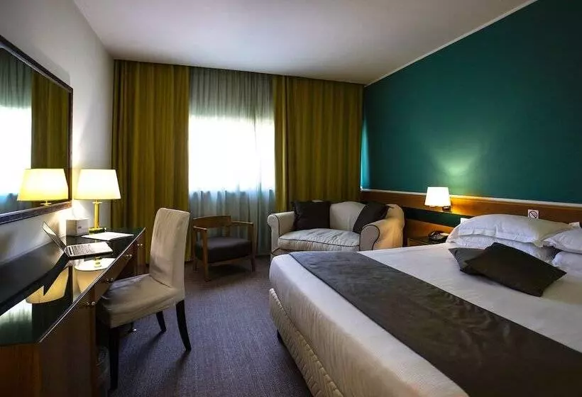 اتاق کلاسیک سه تخته, Bv Hotel Oly