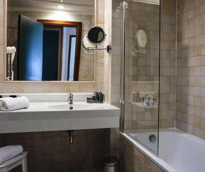 חדר משפחתי, Bv Hotel Oly