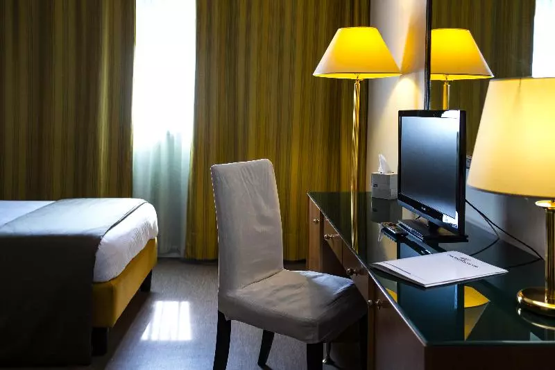 اتاق کلاسیک سه تخته, Bv Hotel Oly