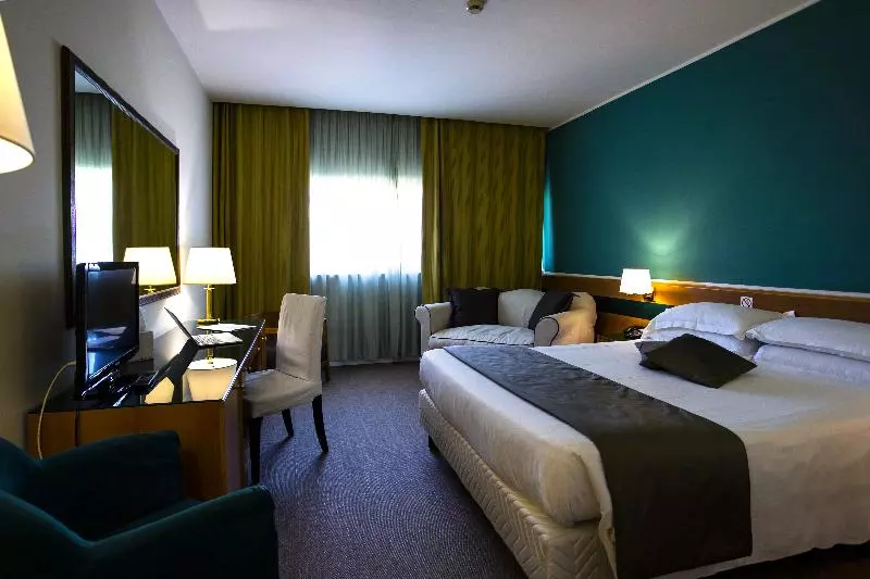 اتاق کلاسیک سه تخته, Bv Hotel Oly