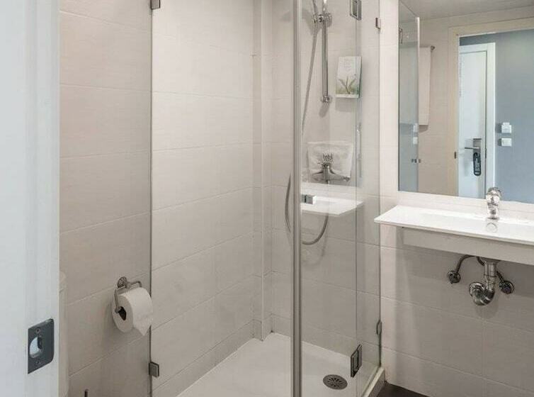 חדר סטנדרט לשלושה, Cliphotel