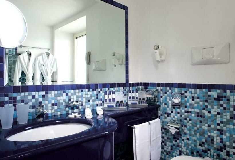 اتاق سه نفره سوپریور با چشم‌انداز دریا, Royal Continental