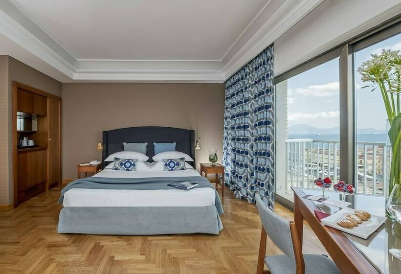 سوییت جونیور با چشم‌انداز دریا, Royal Continental