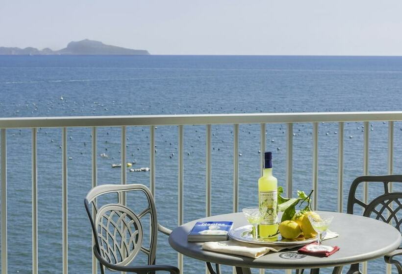 سوییت جونیور با چشم‌انداز دریا, Royal Continental