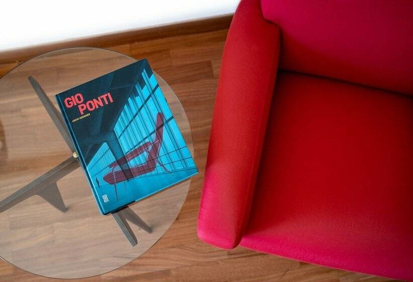 سوییت جونیور با چشم‌انداز دریا, Royal Continental