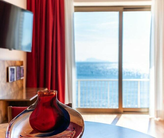 سوییت جونیور با چشم‌انداز دریا, Royal Continental