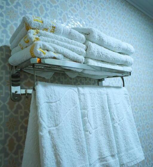 חדר קומפורט לשלושה, Dendi Plaza