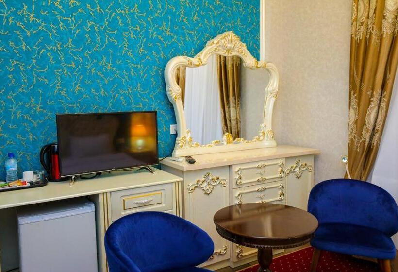 סוויטה משפחתית, Dendi Plaza