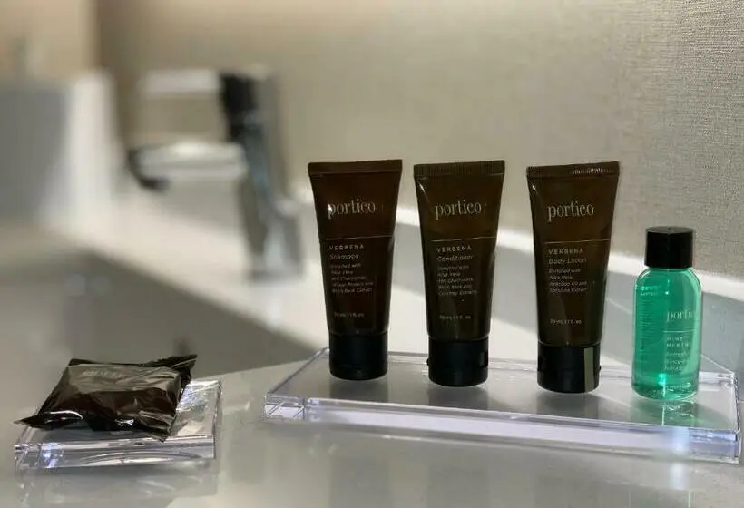 キングサイズベッドのデラックスルーム, Wingate By Wyndham Kanata West Ottawa