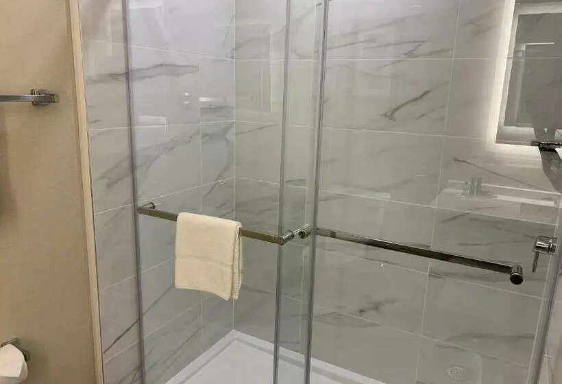 キングサイズベッドのデラックスルーム, Wingate By Wyndham Kanata West Ottawa