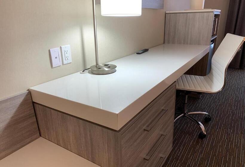 キングサイズベッドのデラックスルーム, Wingate By Wyndham Kanata West Ottawa