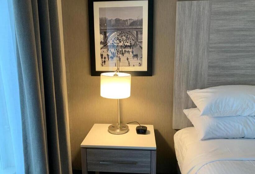 キングサイズベッドのデラックスルーム, Wingate By Wyndham Kanata West Ottawa