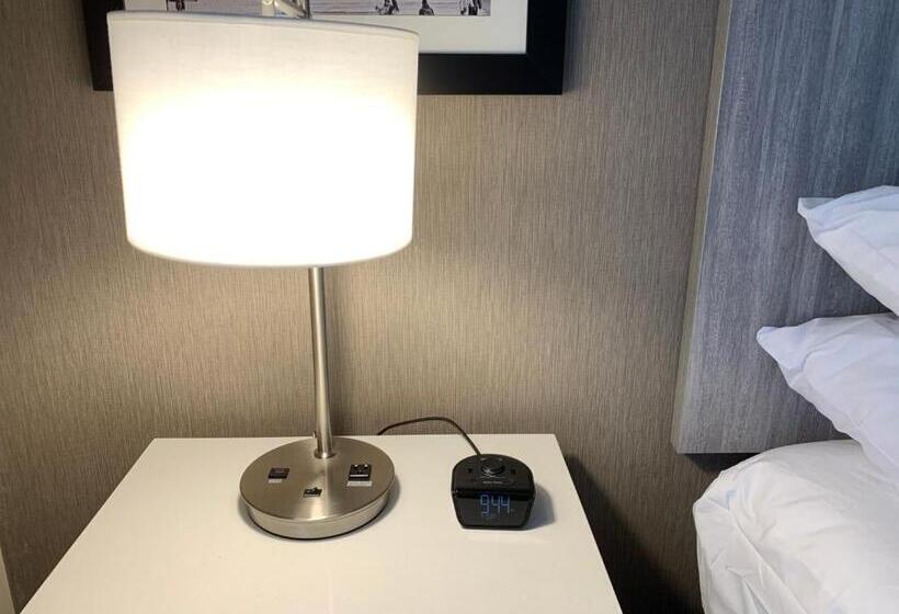 キングサイズベッドのスタンダードルーム, Wingate By Wyndham Kanata West Ottawa