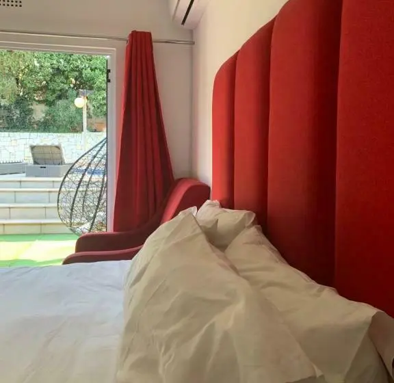プールビュースタンダードルーム, Ouklip Place Hotels