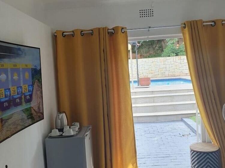 带特大床的标准间, Ouklip Place Hotels