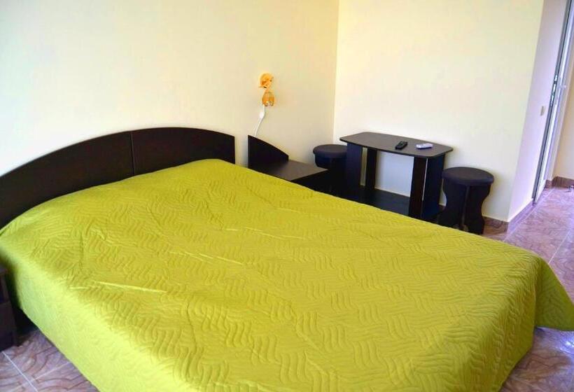 اتاق استاندارد سه تخته با بالکن, гостиница «флинт»