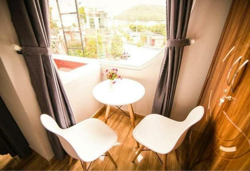 اتاق لوکس, Sunny