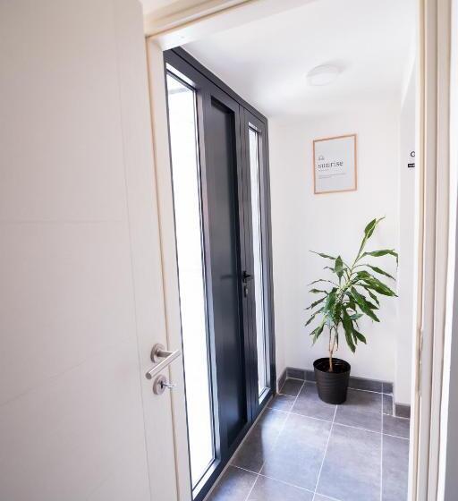 اتاق استاندارد, Sunrise Apartments