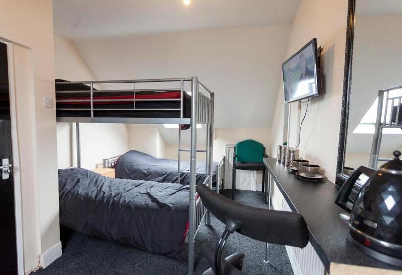 Четырехместный Номер Стандарт, Fenham Hotel Express