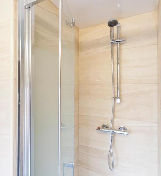 Четырехместный Номер Стандарт, Fenham Hotel Express